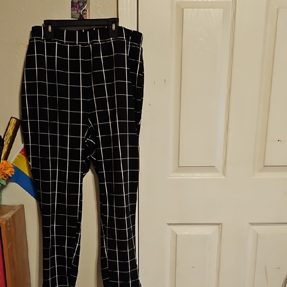 SHEIN Black and White Checkered Leggings